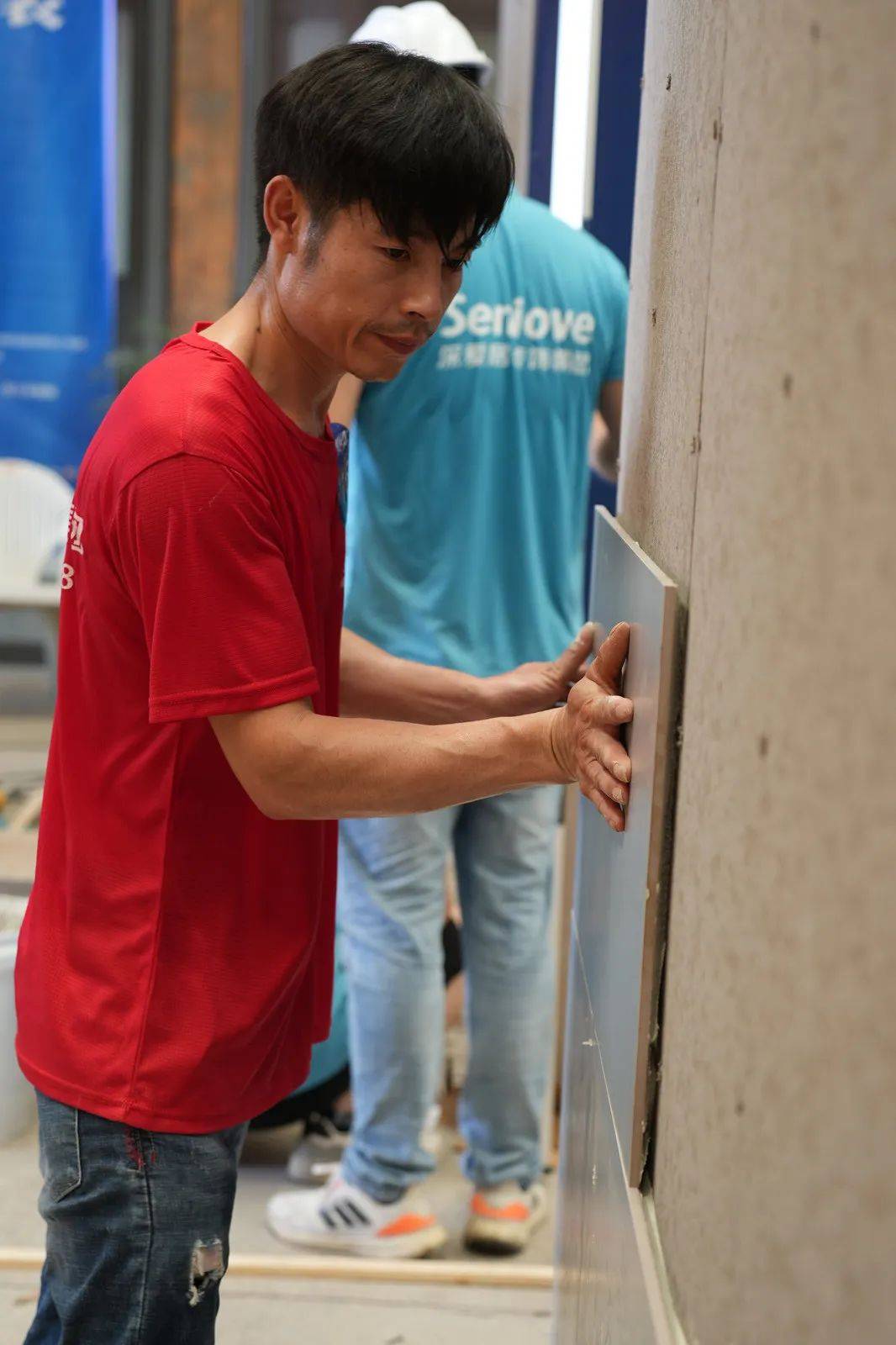 贴瓷砖的师傅叫什么工种(贴砖师傅一般包括做哪些工作) 贴瓷砖的师傅叫什么工种(贴砖师傅一般包括做哪些工作)