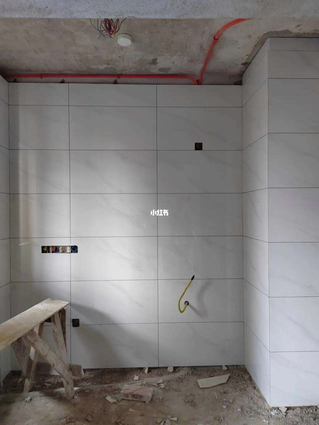 厨房墙砖掉了几块怎么补救好(厨房墙面的瓷砖掉了一个怎么修)